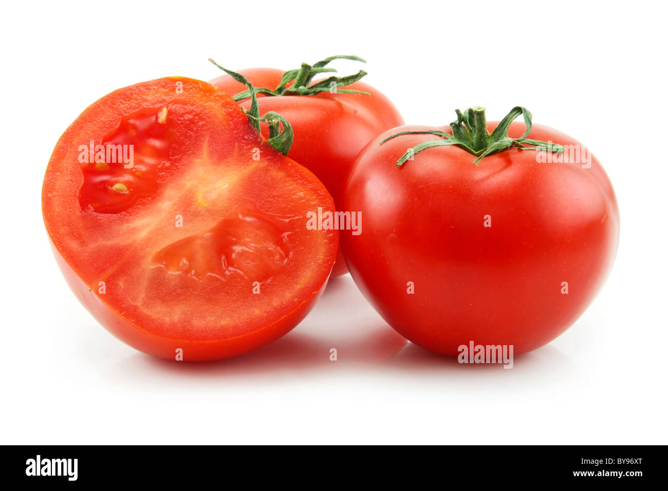 Mature pomodori a fette isolato su bianco Foto Stock