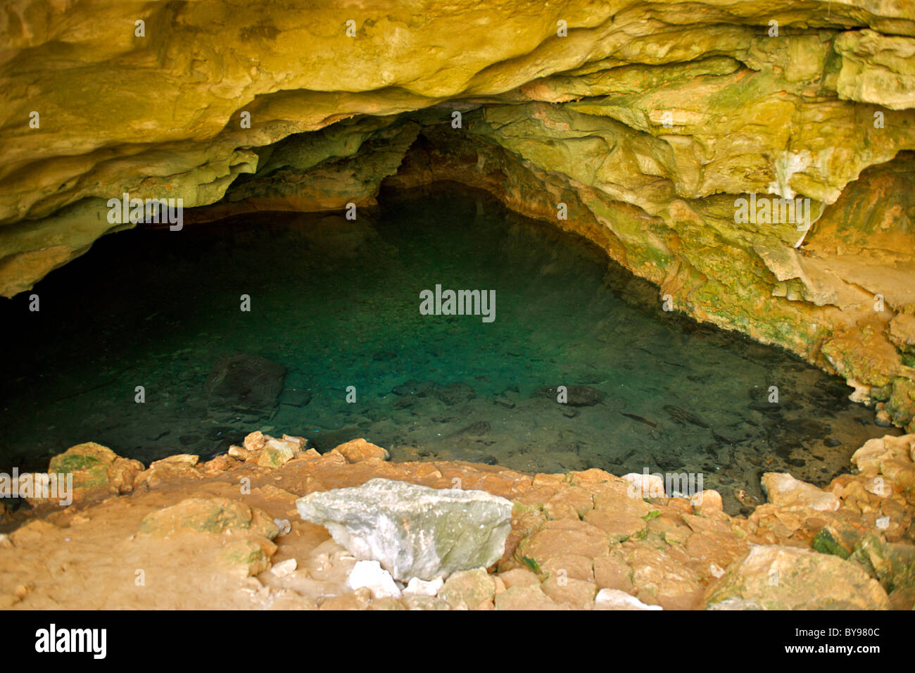 La grotta Mitaho nel lago di Tsimanampesotse Parco Nazionale. Pesce cieco sono noti per abitano l'acqua qui. Foto Stock