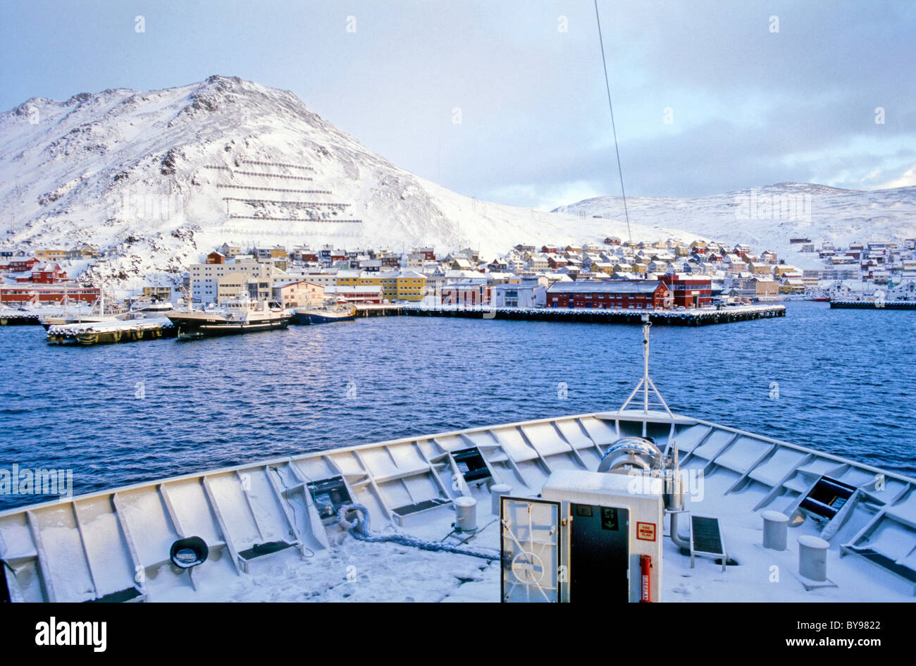Hurtigruten, norvegese navi da crociera, crociera costa nord linea fino al Capo Nord e Kirkenes. Post società di spedizione. Foto Stock
