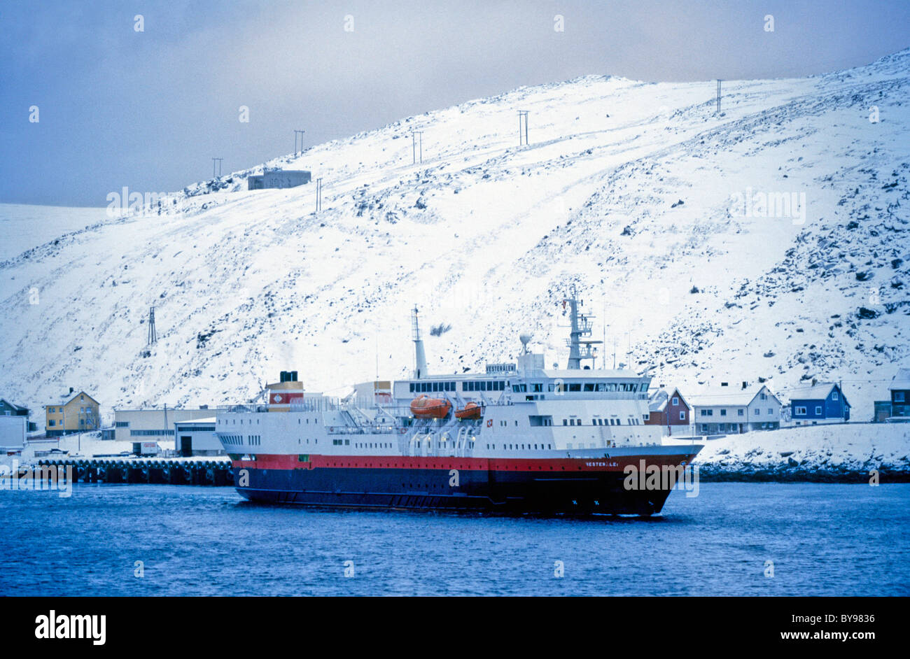 Hurtigruten, norvegese navi da crociera, crociera costa nord linea fino al Capo Nord e Kirkenes. Post società di spedizione. Foto Stock