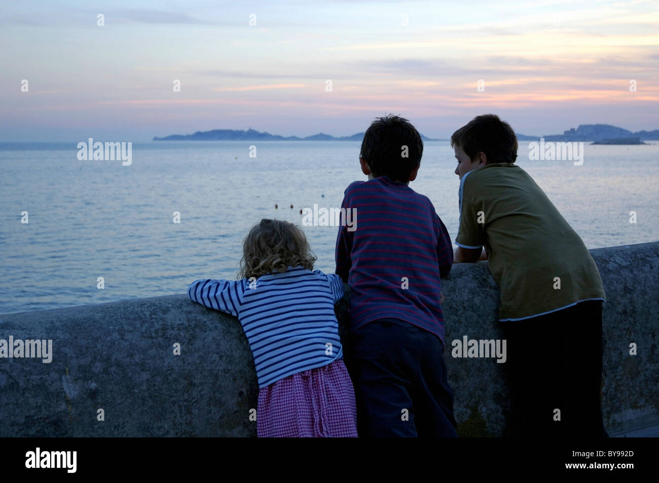 Francia marseille tre bambini contemplando il tramonto sulle isole Frioul Foto Stock