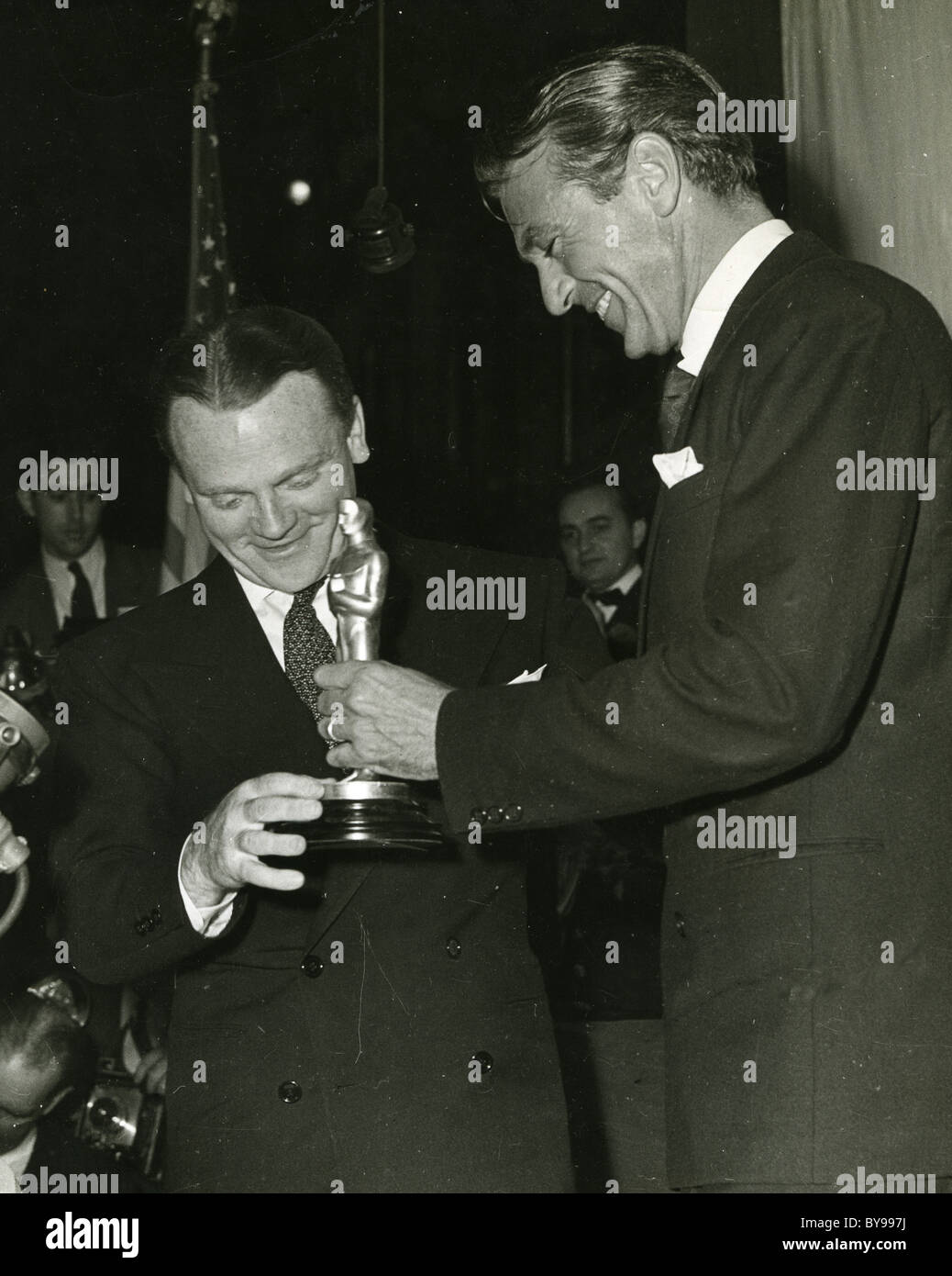 JAMES CAGNEY accetta il suo premio per il Miglior Attore da Gary Cooper al 1943 Oscar per il suo tole in Yankee Doodle Dandy Foto Stock