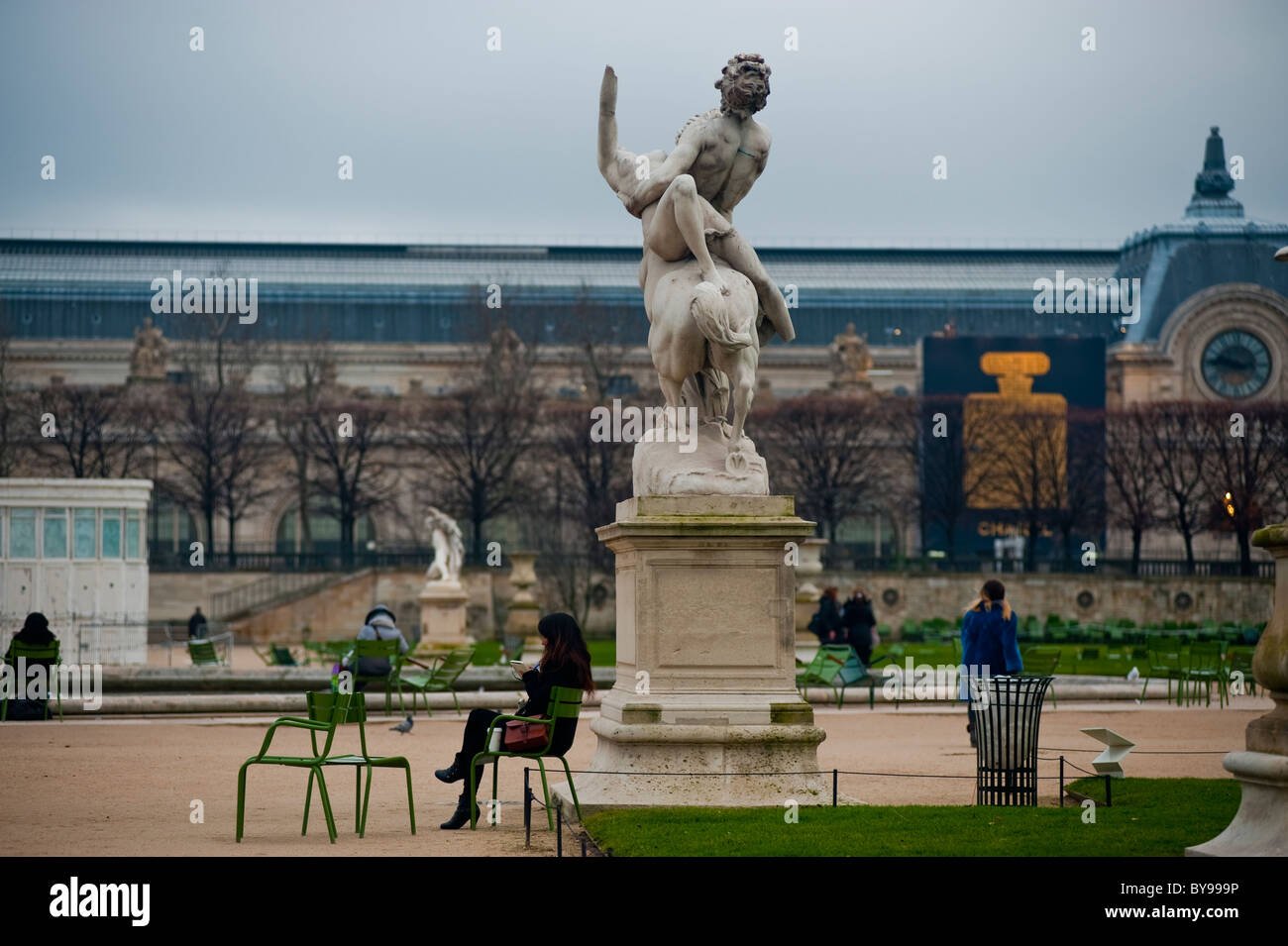 Parigi, Francia, donna che legge un libro nel Giardino delle Tuileries, inverno, da sola, vicino alla Statua, al Museo d'orsay, statue, esterno Foto Stock
