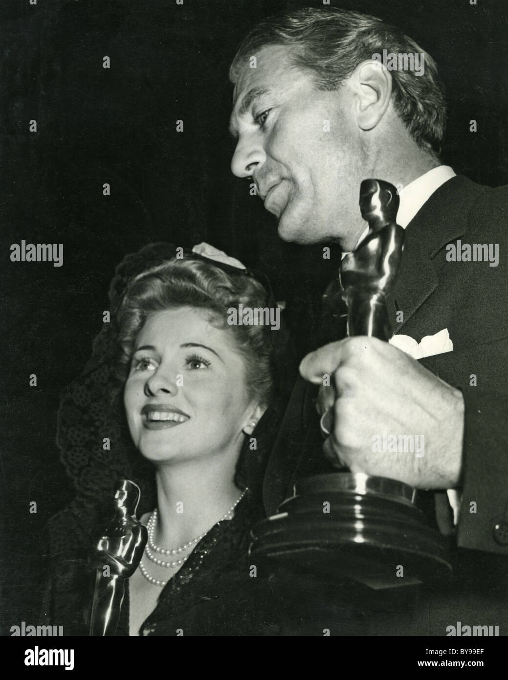 GARY COOPER noi attore di cinema a 1942 Oscar con award per il 'Sergeant York' con Joan Fontaine che si è aggiudicato il premio per la migliore attrice per l' sospetto' Foto Stock
