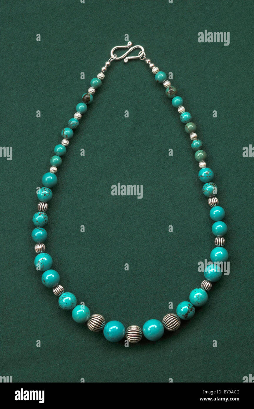 Un originale di perline collana realizzata dal turchese stabilizzato e textured silver classificato perle con un argento chiusura S Foto Stock