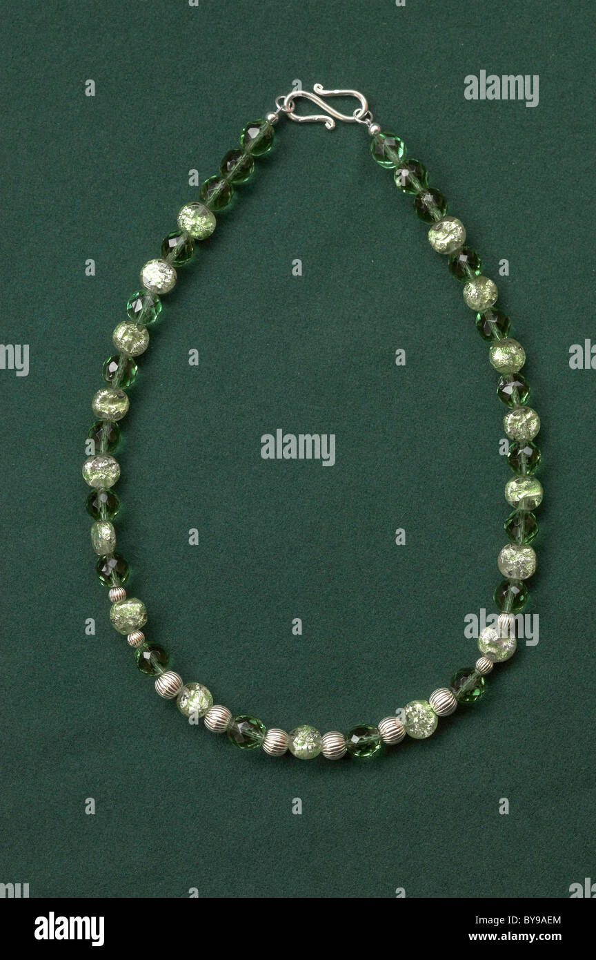Una vendemmia verde cordone di vetro collana con perle di argento e chiusura. Foto Stock