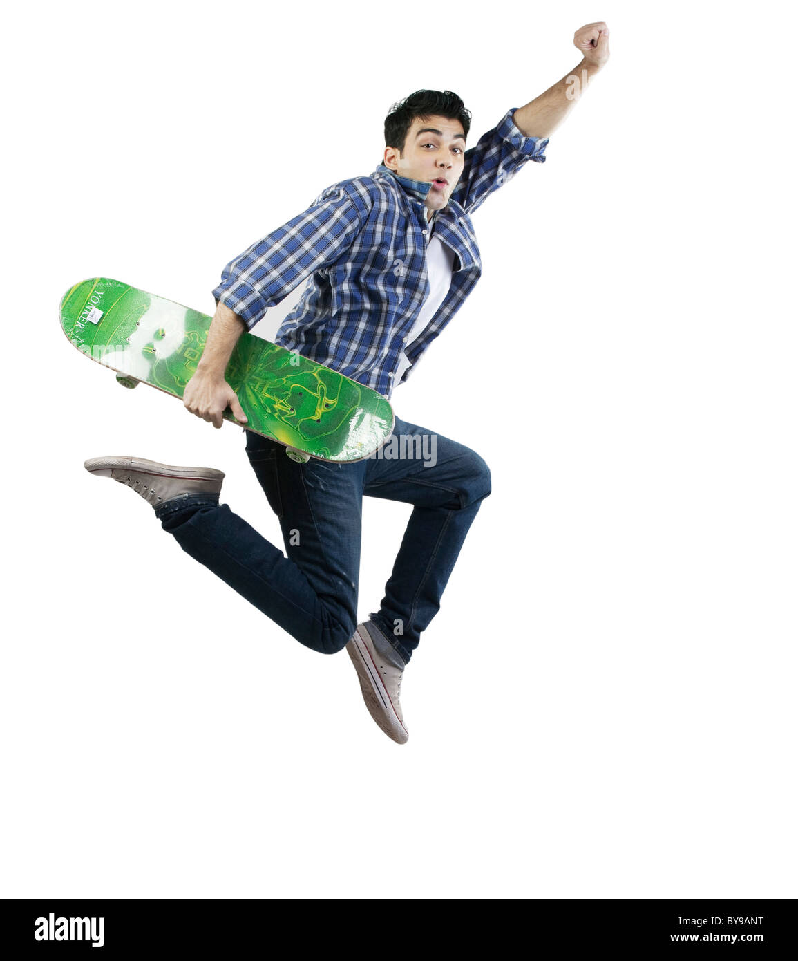 Uomo salta con uno skateboard Foto Stock