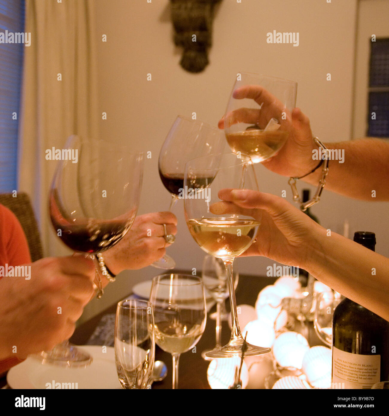 Un brindisi al di sopra del tavolo per la cena Foto stock - Alamy