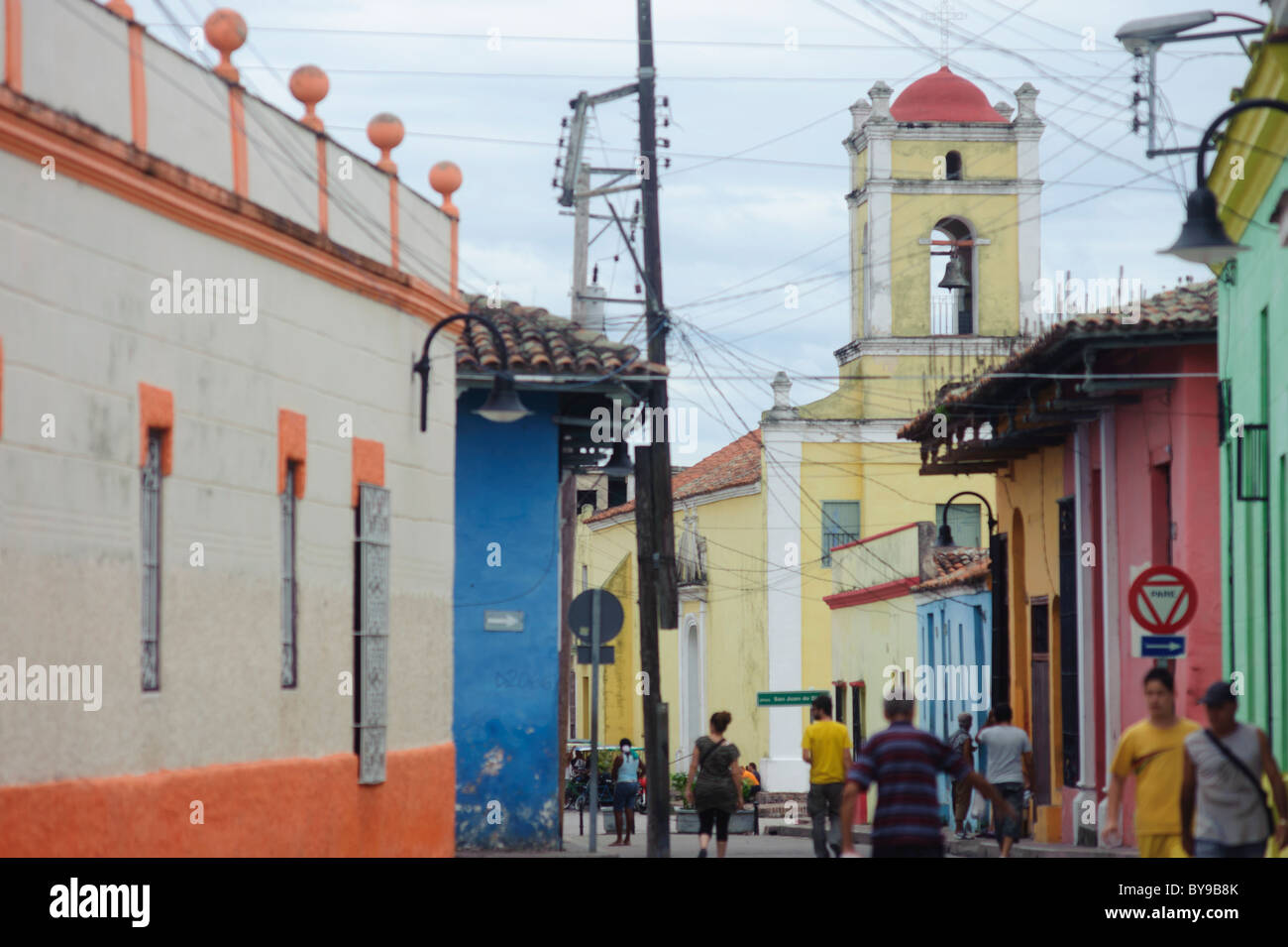 Street view in Santa Clara Cuba vicino al centro della città con la Chiesa e con pareti colorate Foto Stock