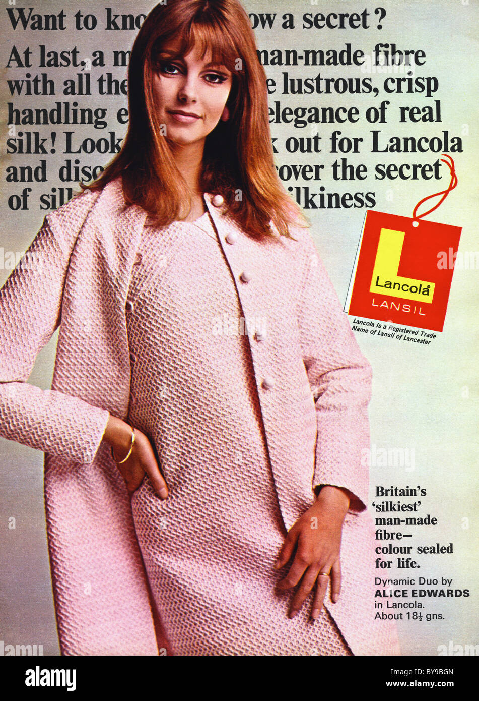 Negli anni sessanta la pubblicità a colori per adattarsi in seta LANCOLA come fabric di donne del fashion magazine circa 1967 Foto Stock