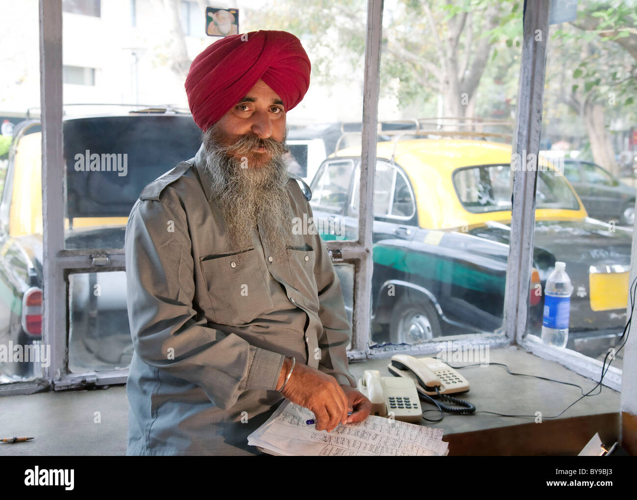 Ritratto di una religione Sikh taxi driver Foto Stock