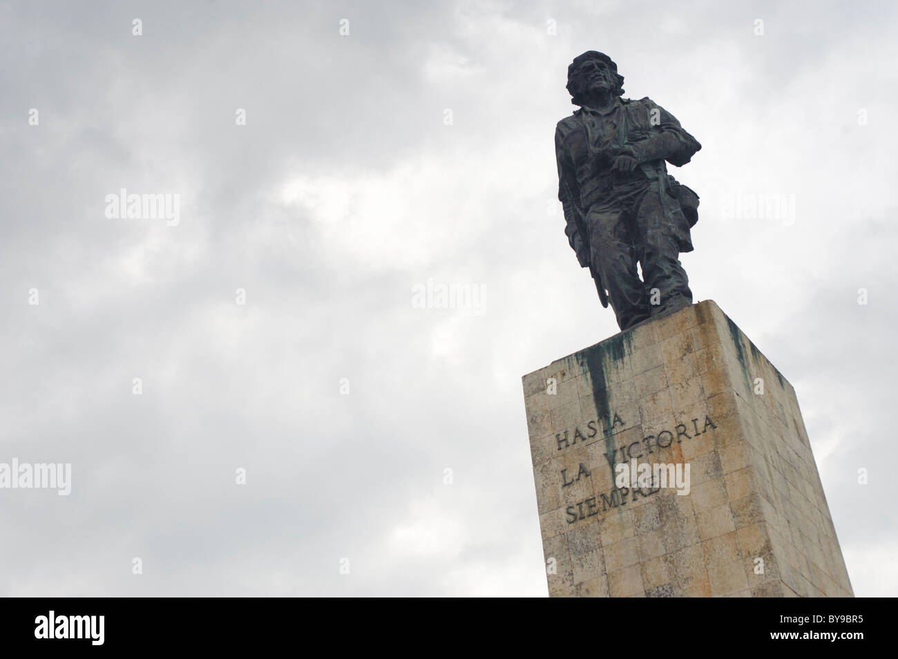 Che Guevara la statua nel suo mausoleo sito con cielo grigio con 'hasta la victoria siempre' scritto su di esso. Santa Clara Cuba Foto Stock