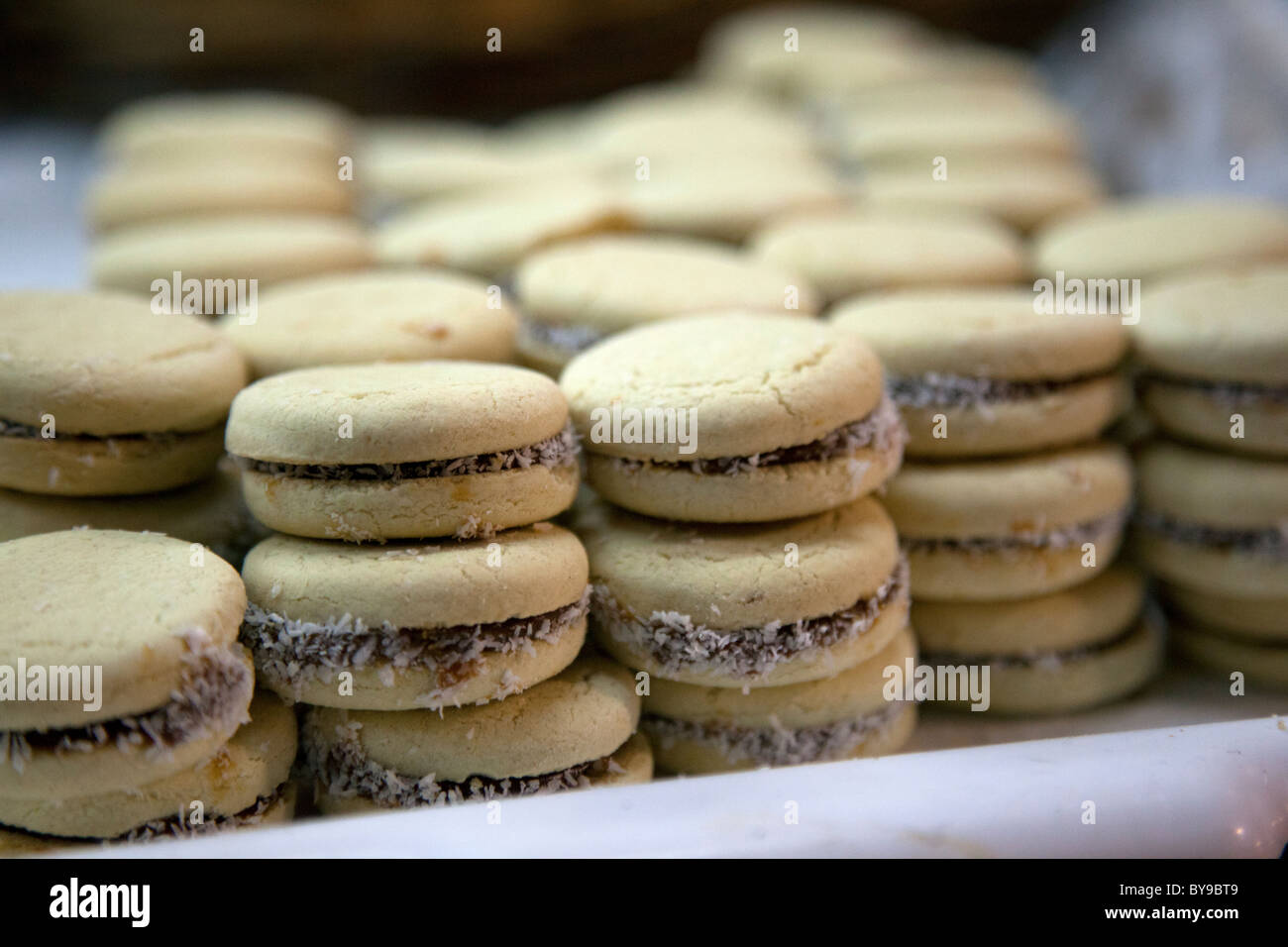 Alfajores, tradizionale argentino cookie riempito con dulce de leche, come si vede in una Buenos Aires panificio. Foto Stock