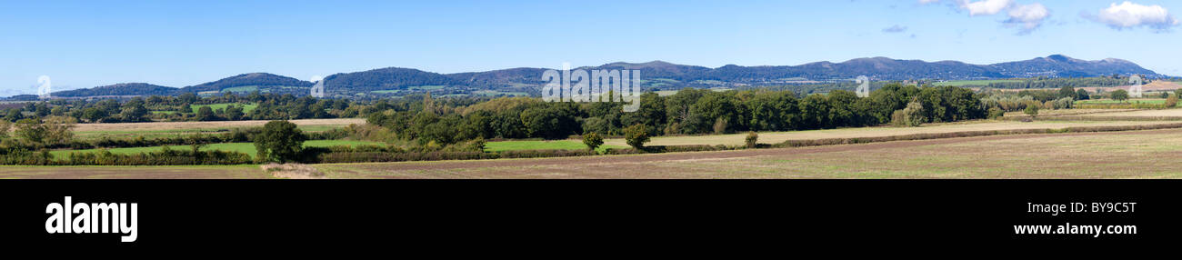 Una vista panoramica dell'intera lunghezza delle colline di Malvern dal sud-est - vista da Longdon, Worcestershire UK Foto Stock