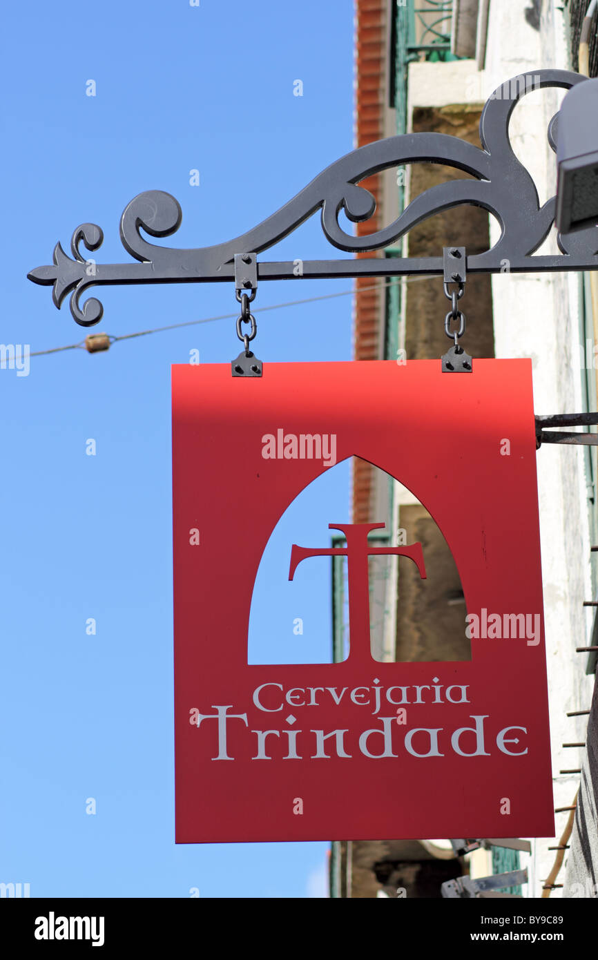 Segno sopra l'entrata al ristorante Cervejaria Trindade, quartiere Chiado, Lisbona, Portogallo Foto Stock
