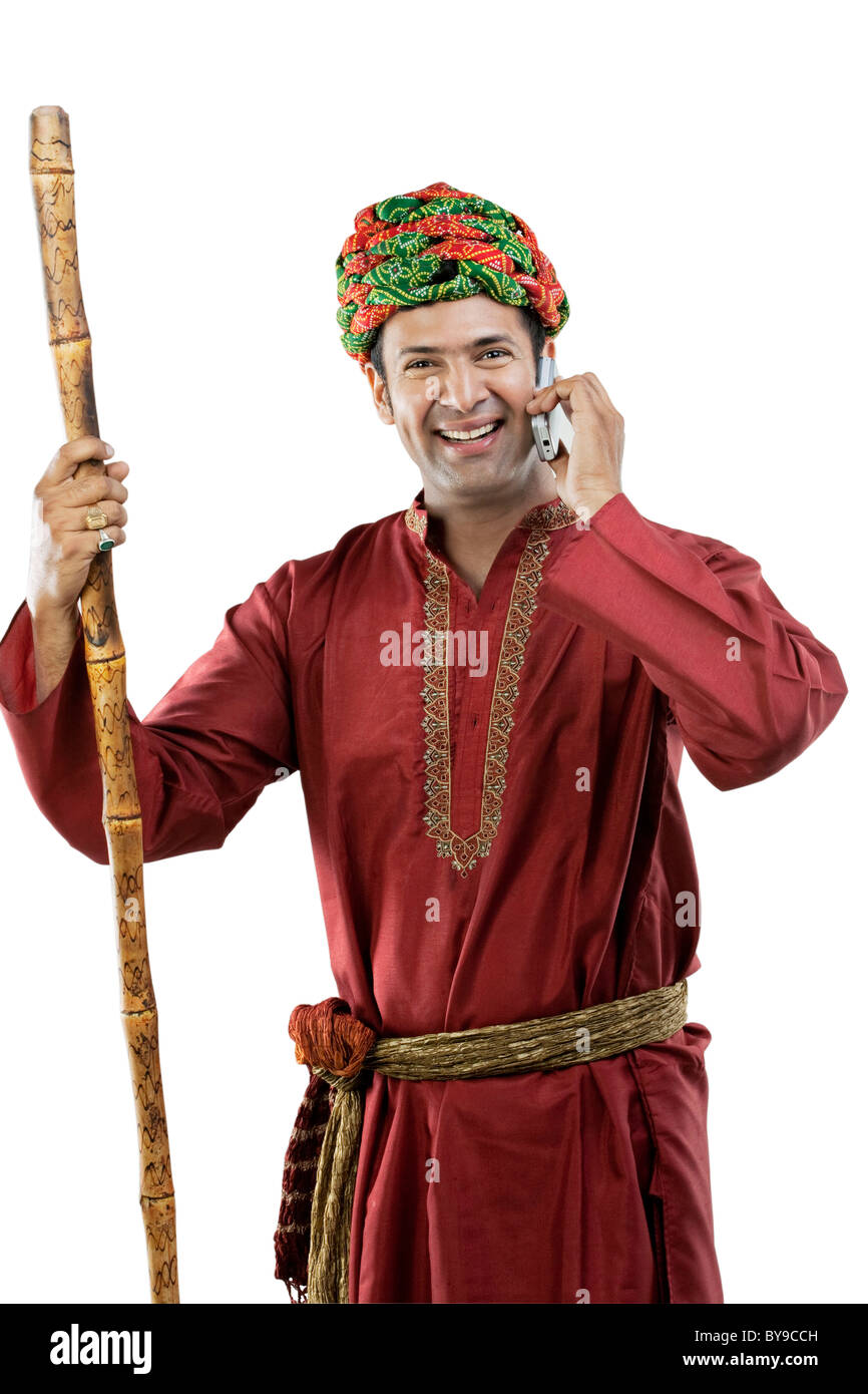 Gujarati uomo a parlare su un telefono mobile Foto Stock