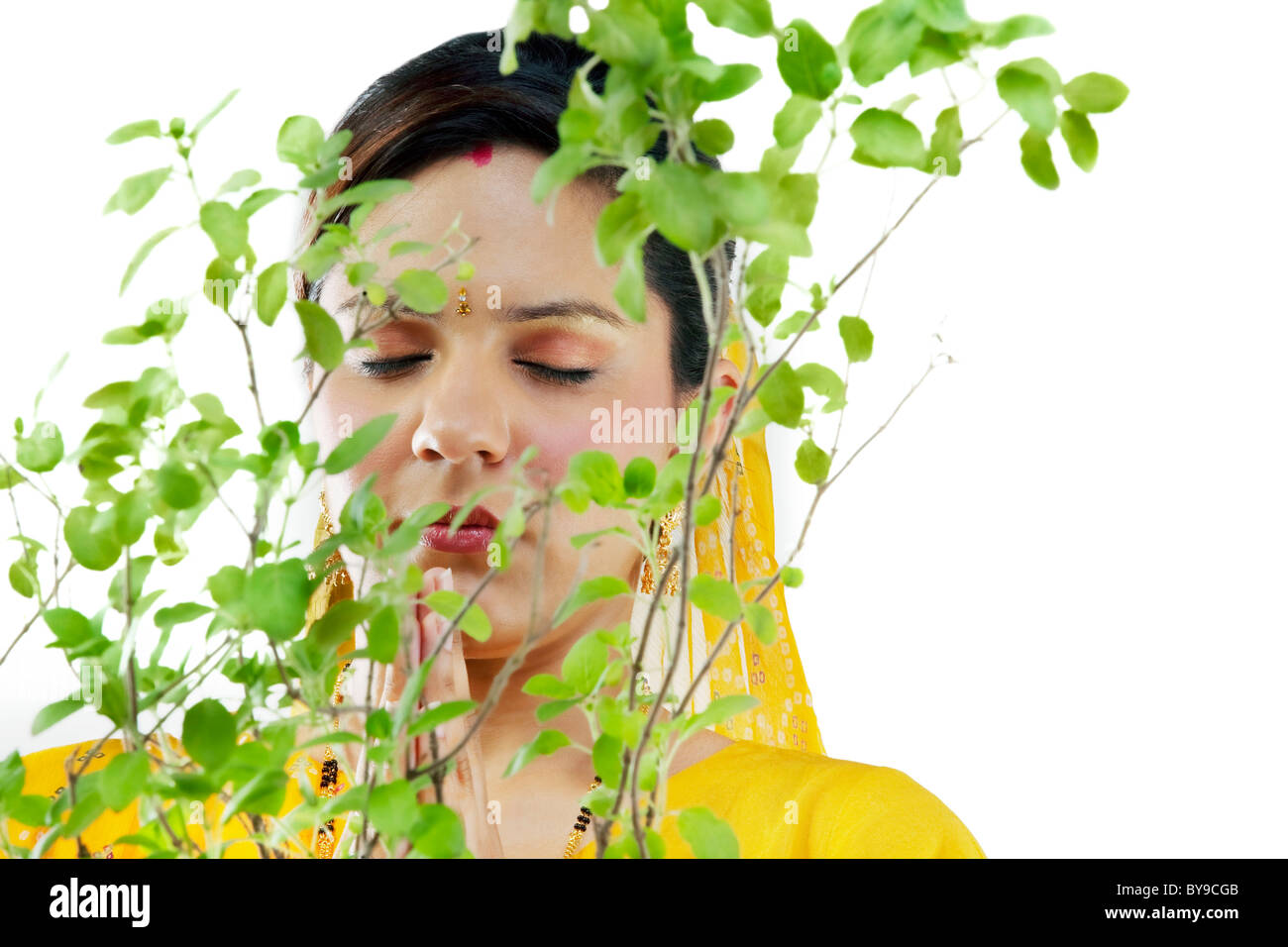 Gujarati donna orante Foto Stock