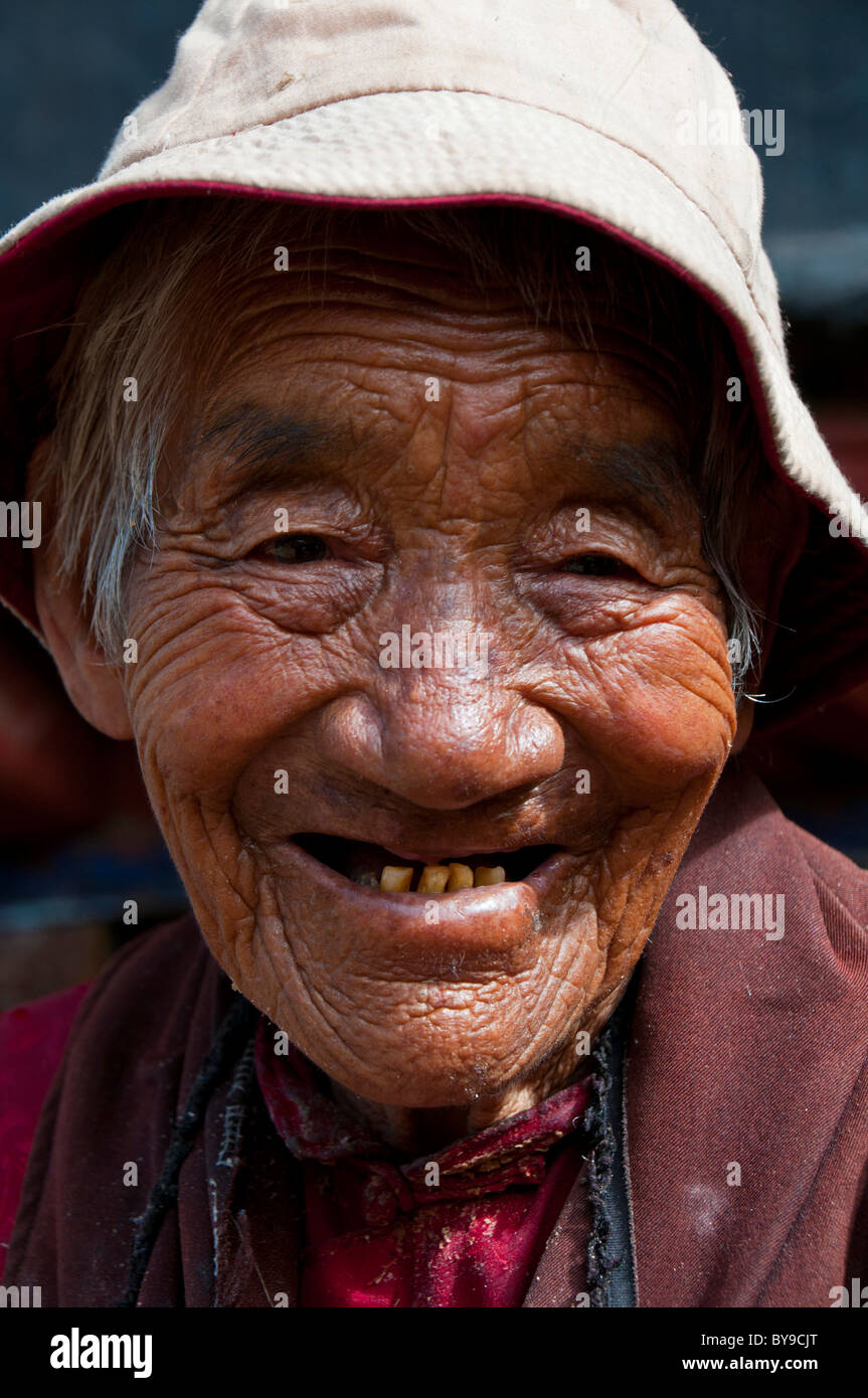 Gentile anziano tibetano pellegrino, ritratto, Lhasa, in Tibet, in Asia centrale Foto Stock