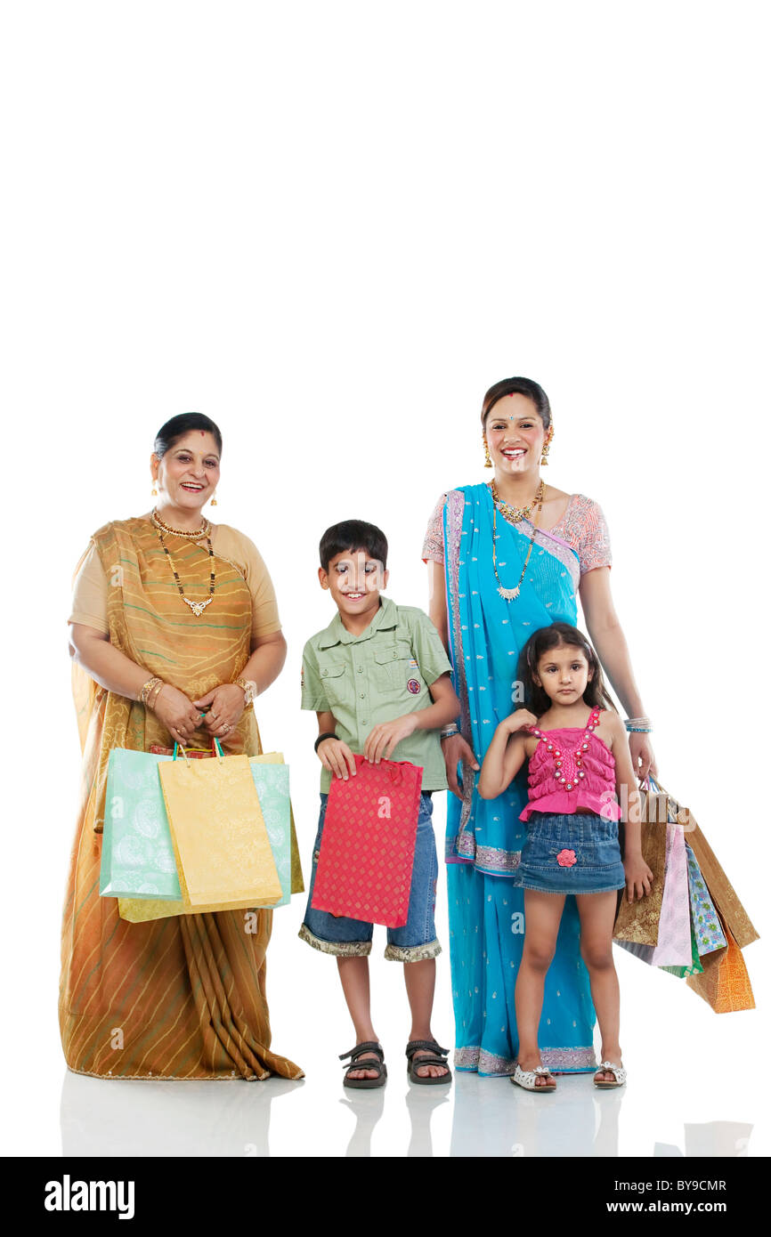 Gujarati famiglia con borse per lo shopping Foto Stock