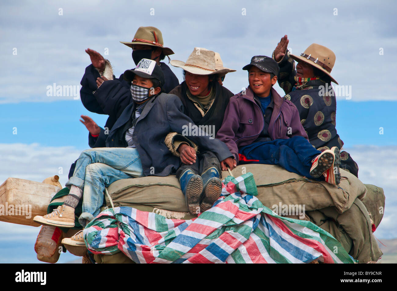 Pellegrini su un trattore, West Tibet Tibet, Asia centrale Foto Stock