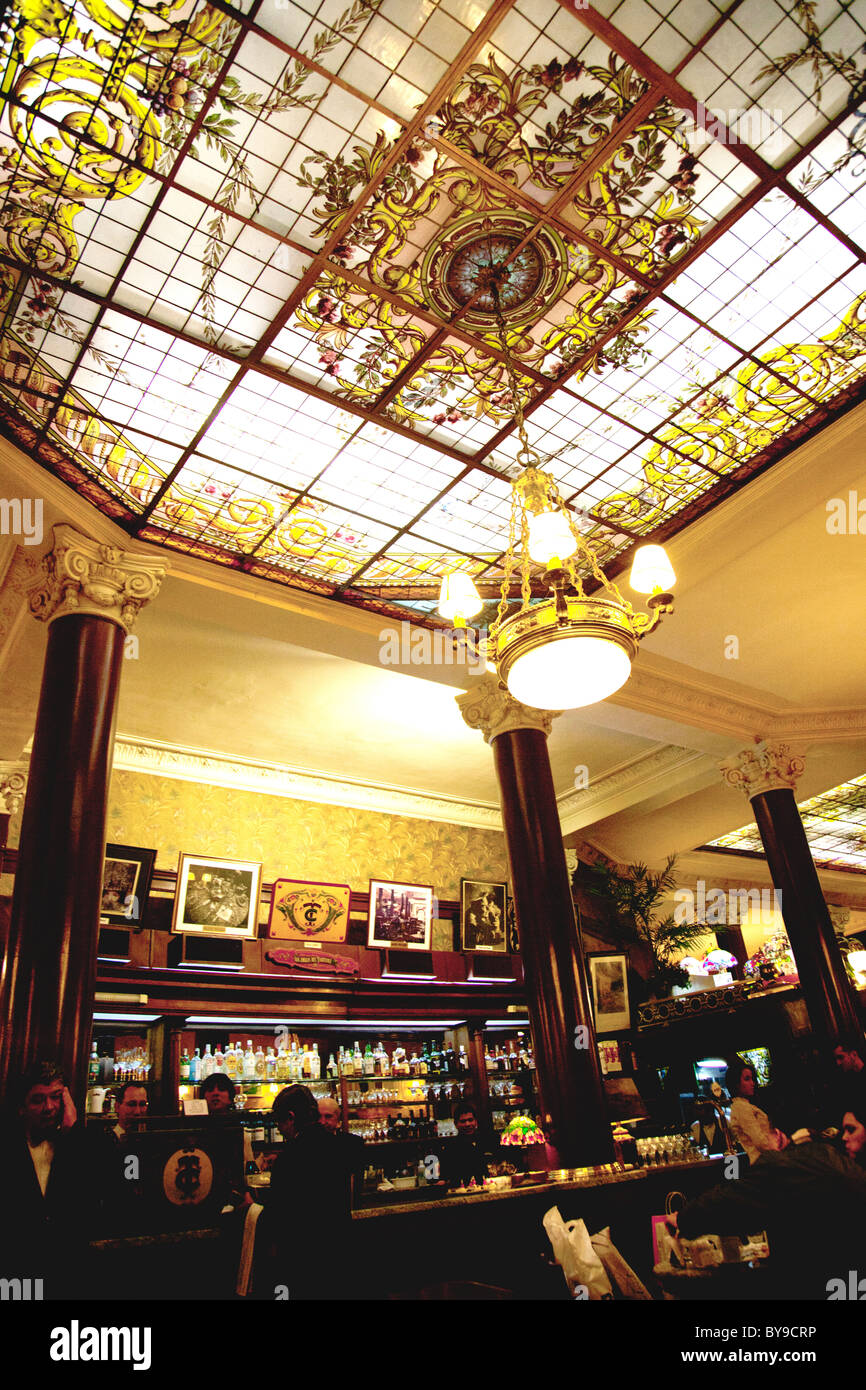 Il vecchio 150 anni nel Café Tortoni a Buenos Aires, Argentina. Una volta un ritrovo di Jorge Luis Borges e altri intellettuali Foto Stock