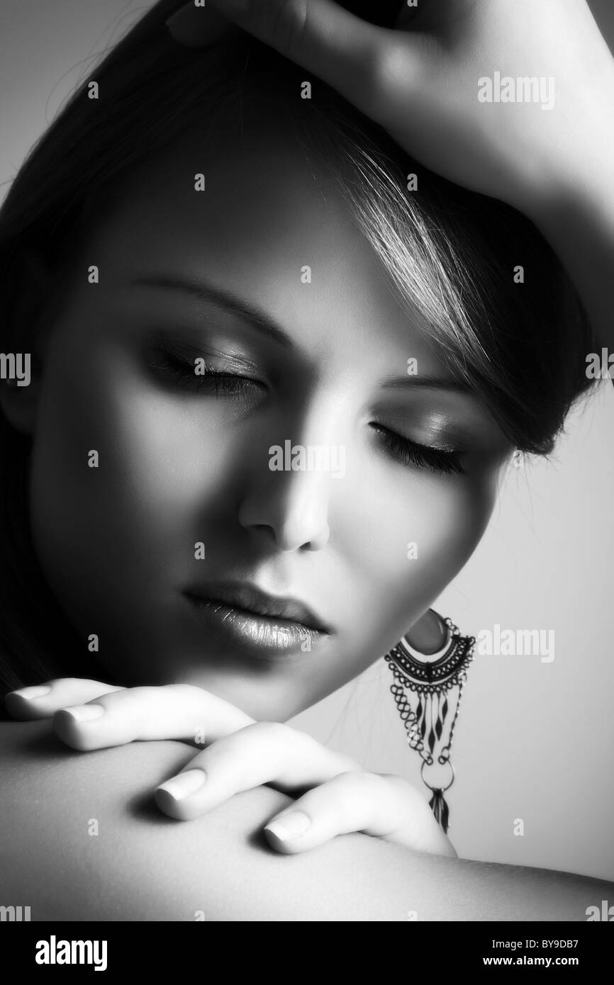 Giovane donna con gli occhi chiusi, ritratto, bianco e nero, di bellezza Foto Stock