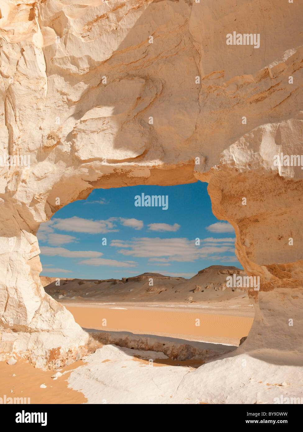 Vista attraverso il rock in White Desert National Park, Aqabat regione, deserto libico, Sahara, Egitto, Nord Africa Foto Stock