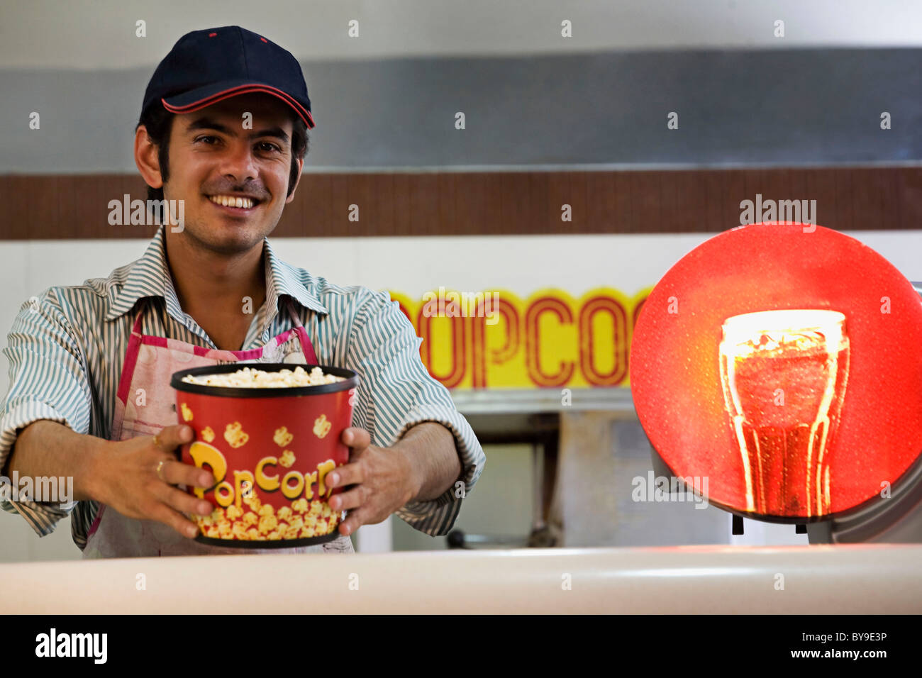 L'uomo che offre il popcorn a un contatore Foto Stock