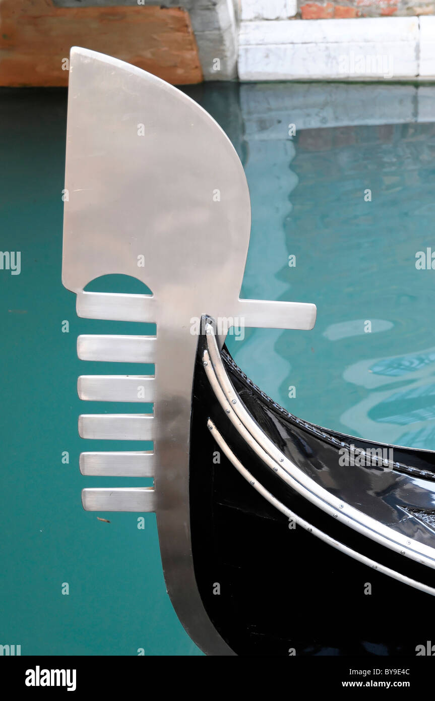 Il ferro di una gondola veneziana in barca a remi, ornamento sulla parte anteriore della barca, vista dettagliata, Venezia, Italia e Europa Foto Stock