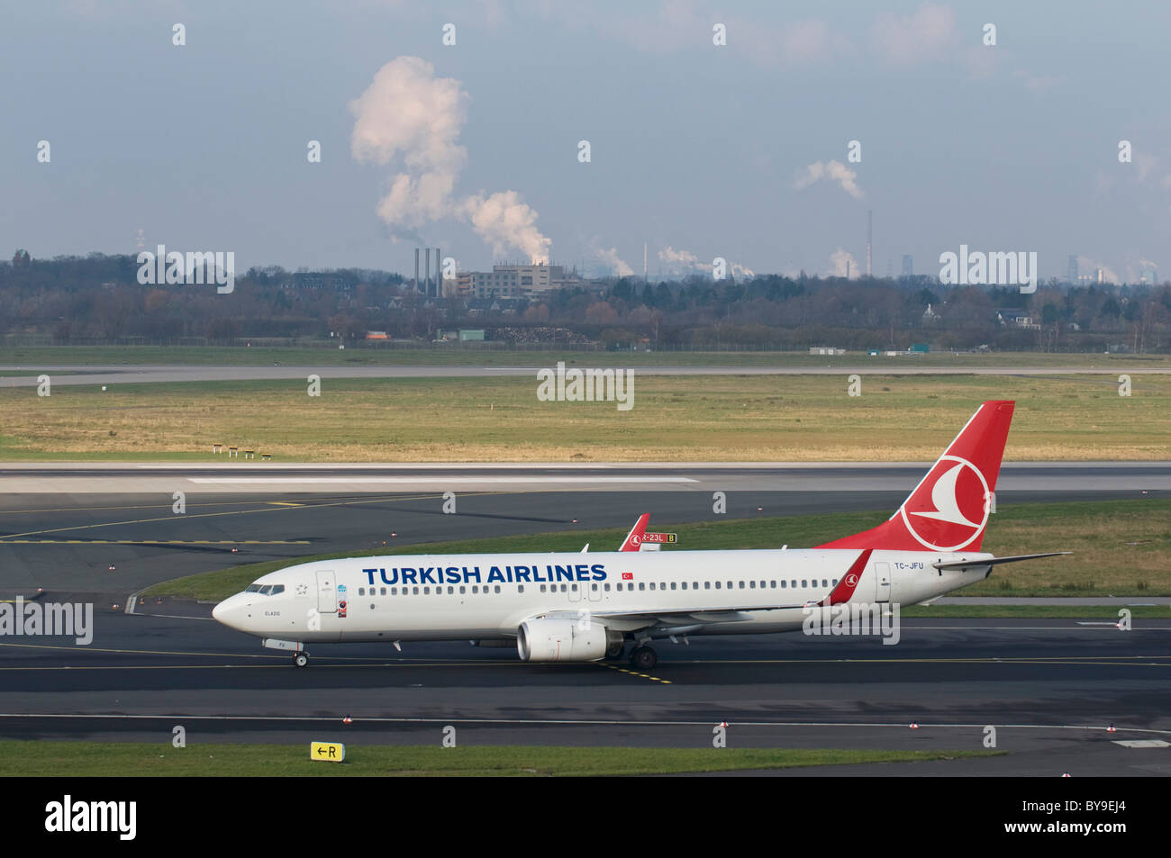 La Turkish Airlines trasporto aereo sulla pista, l'Aeroporto Internazionale di Düsseldorf, Renania settentrionale-Vestfalia, Germania, Europa Foto Stock