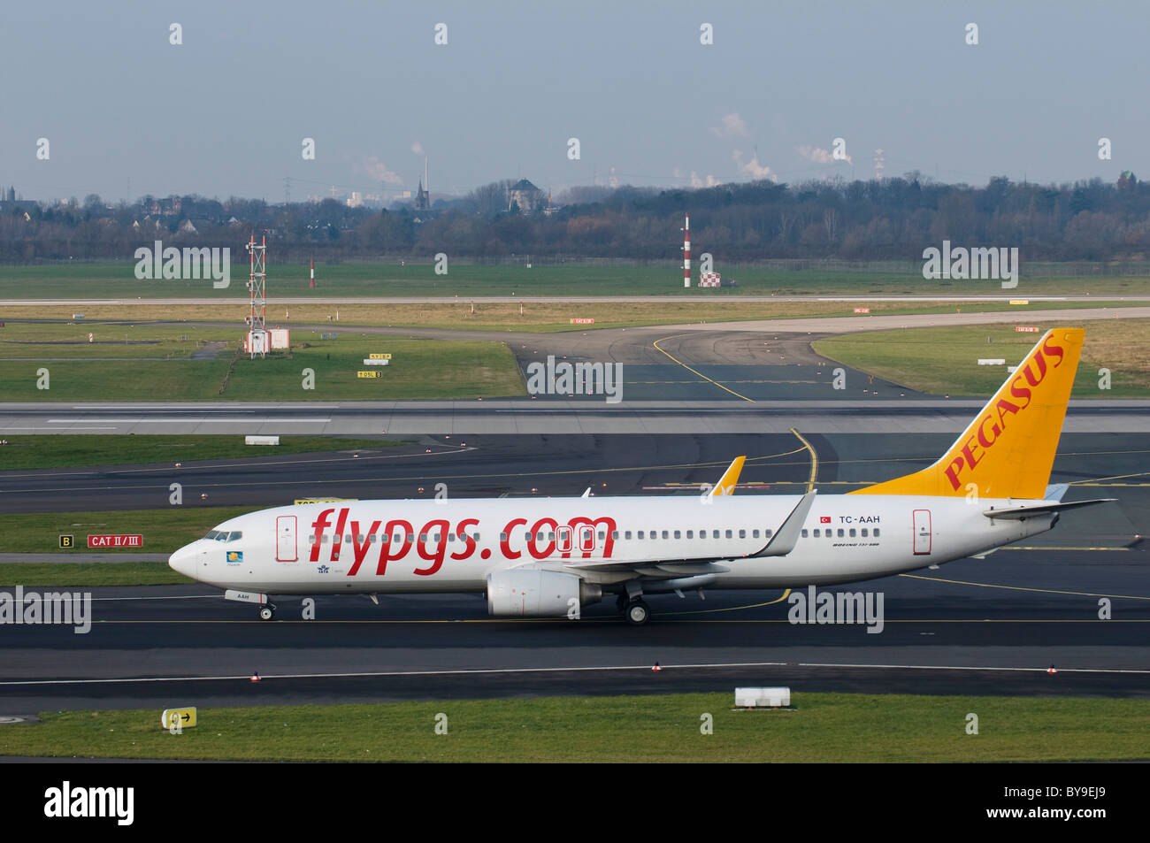 Pegasus Airlines aerei per il trasporto di passeggeri sulla pista, l'Aeroporto Internazionale di Düsseldorf, Renania settentrionale-Vestfalia, Germania, Europa Foto Stock