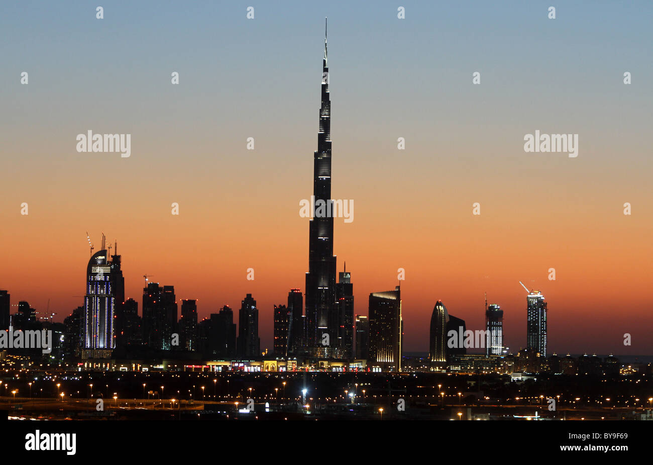 Il Dubai skyline al tramonto Foto Stock