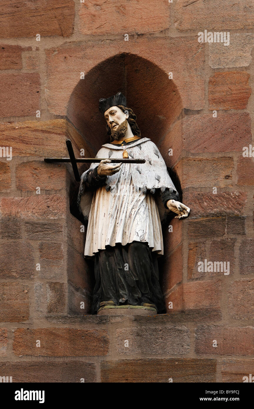 Statua di San Giacomo, San Jakobus in un'alcova sulla chiesa Jakobuskirche, Abenberg, Media Franconia, Baviera, Germania, Europa Foto Stock