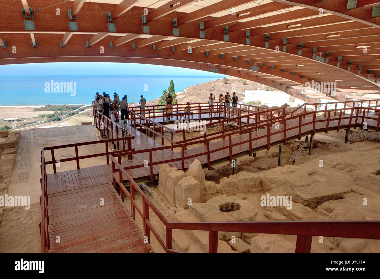 Rovine di Kourion, sito di scavo dell'antica Kourion, protetto dal sole da un tetto, penisola di Akrotiri, vicino Episkopi Foto Stock