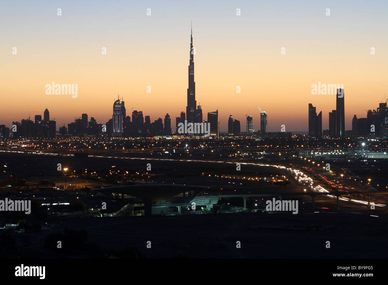 Il Dubai skyline al tramonto Foto Stock