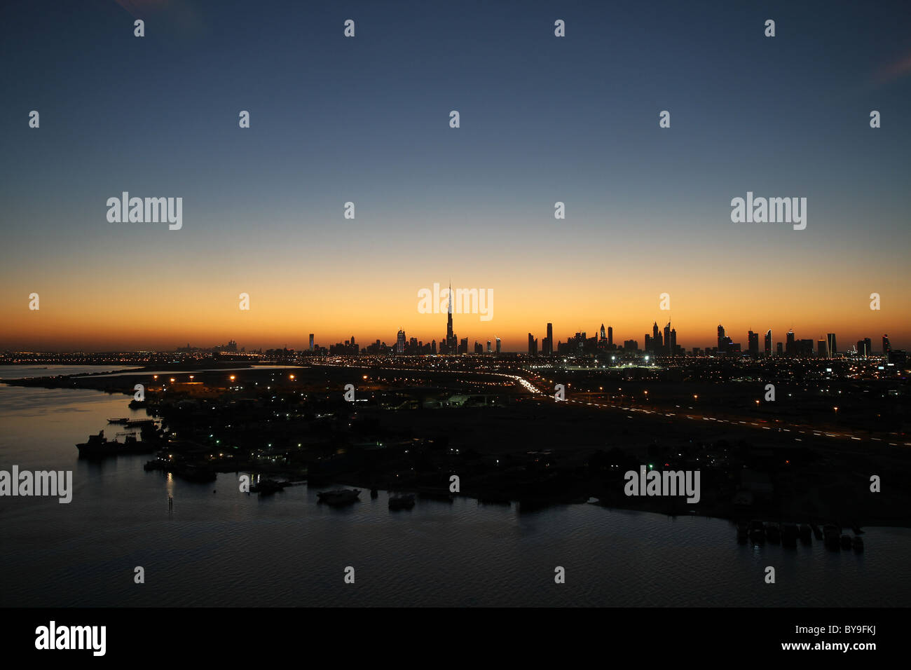 Il Dubai skyline al tramonto Foto Stock