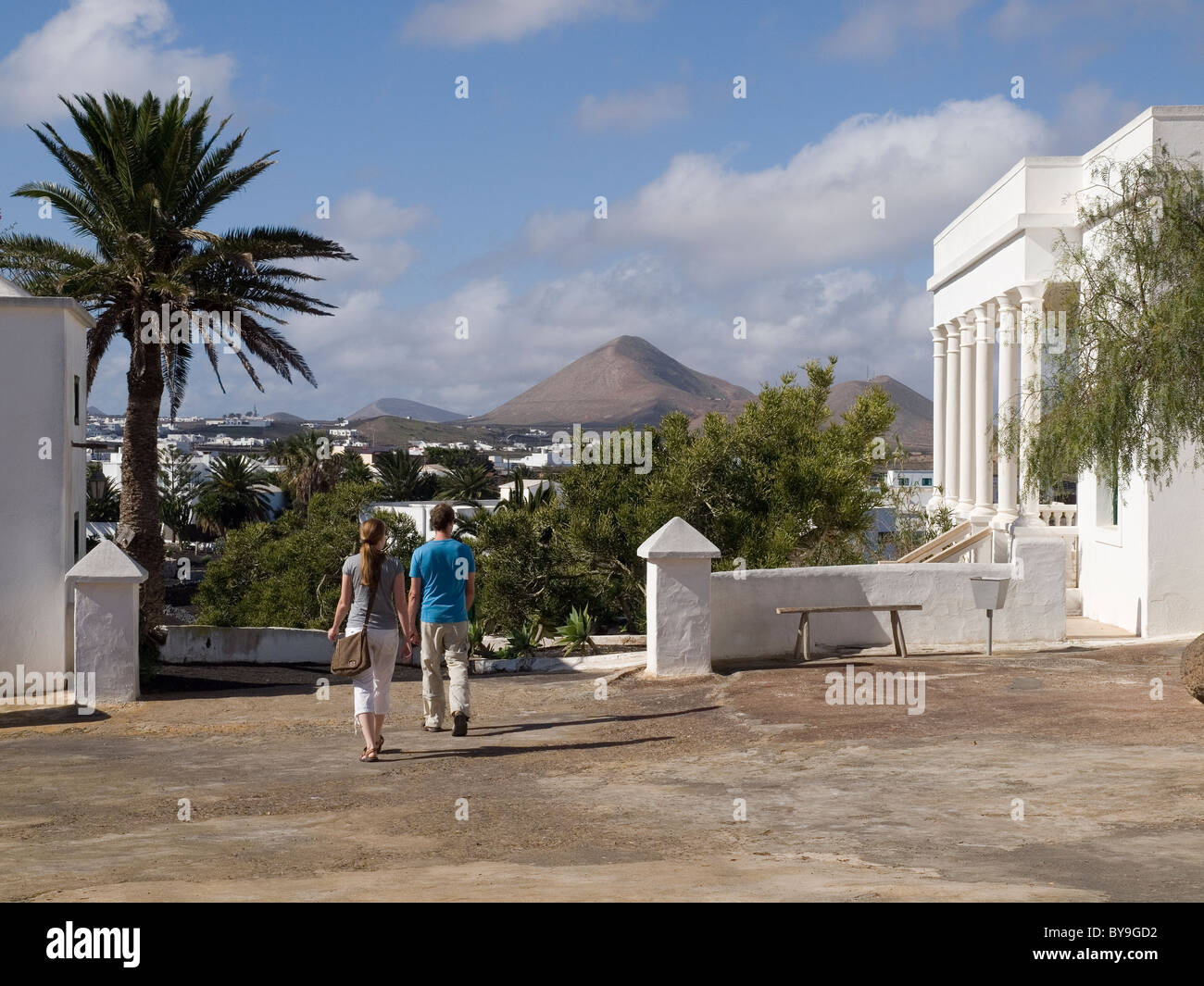 Un giovane uomo e donna dalla casa di campagna tradizionale edifici presso El Patio Museum Lanzarote Foto Stock