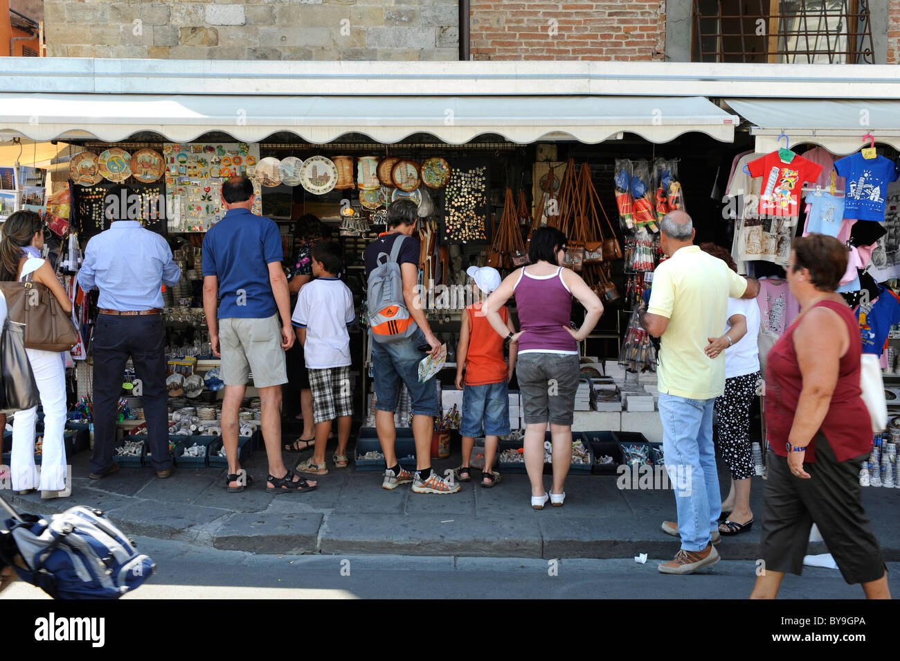 I turisti in coda per acquistare souvenir e regali accanto alla Torre Pendente di Pisa, Toscana, Italia Foto Stock