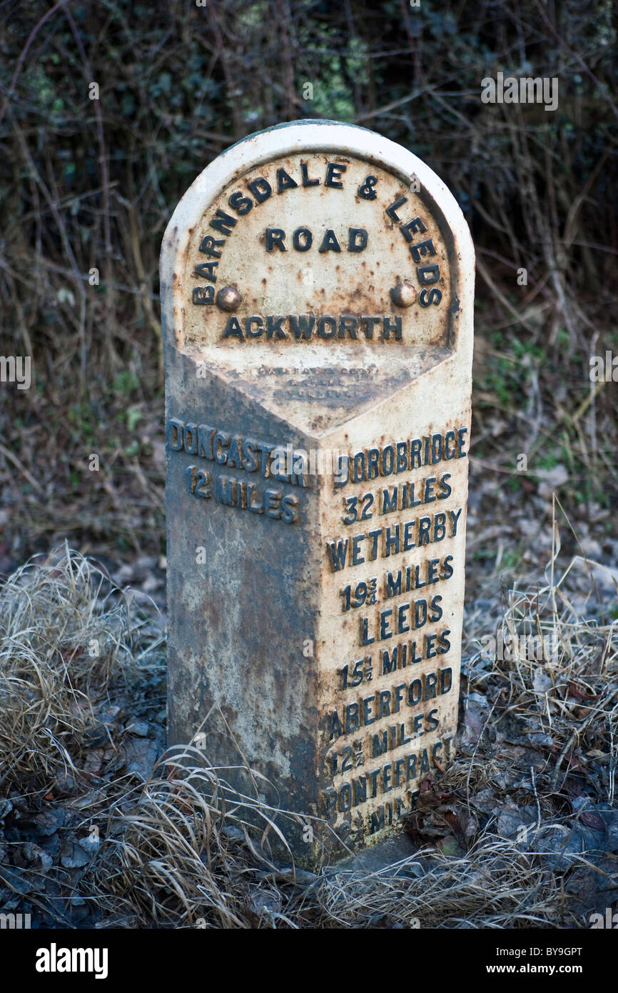 Vecchia strada segno sulla A639 vicino a Pontefract, West Yorkshire. Foto Stock