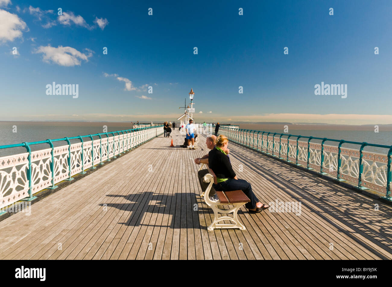 Persone su un molo in Galles il sole Foto Stock