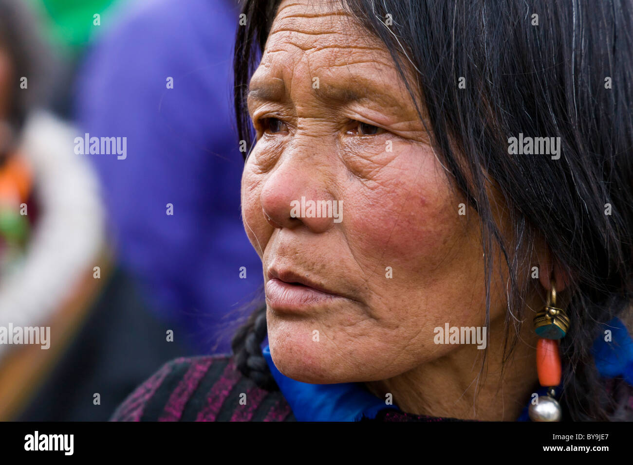 Il Tibetano donna pellegrina in Barkhor Lhasa il Tibet. JMH4675 Foto Stock