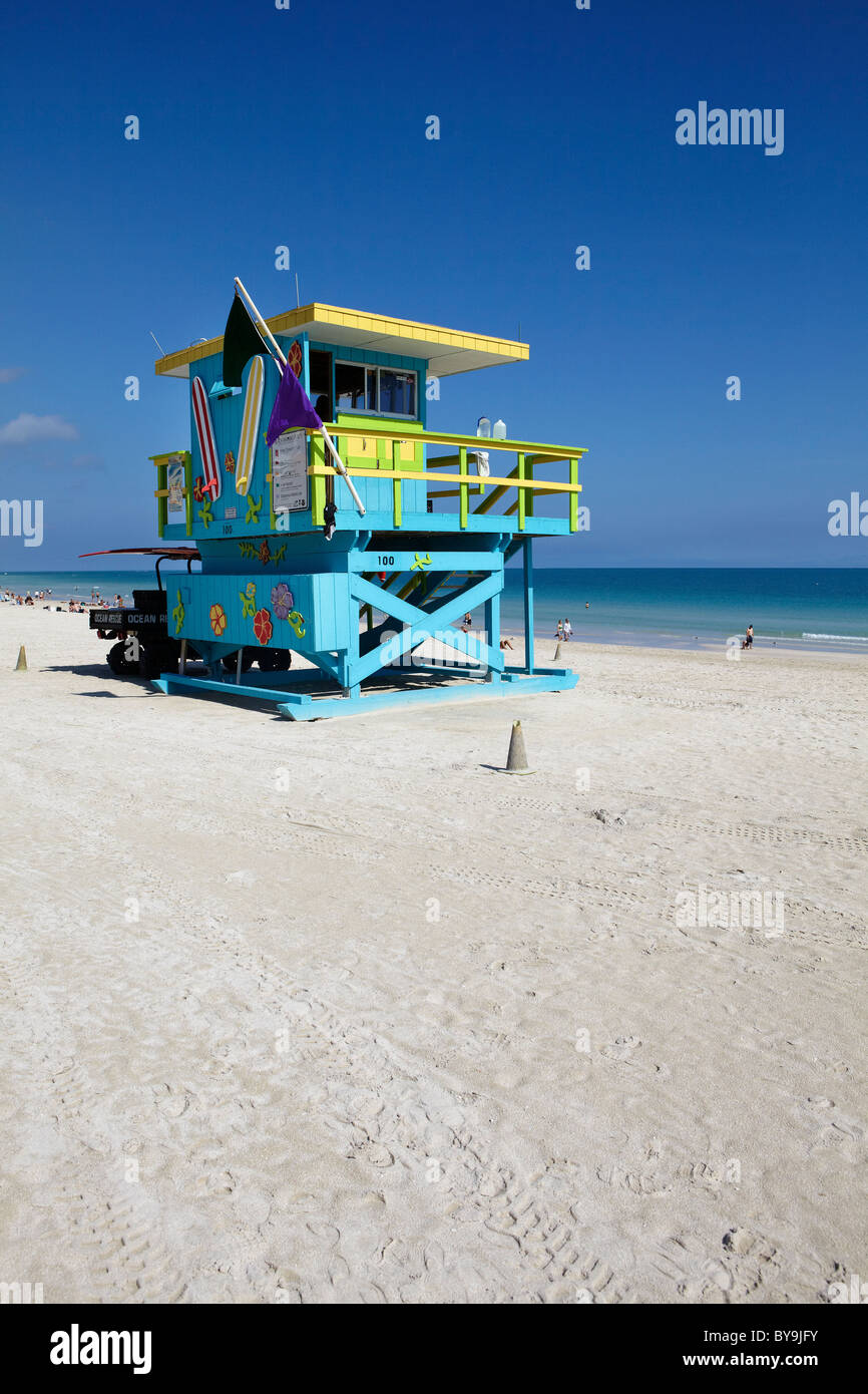 Florida Miami South Beach, un colorato stazione bagnino con un ATV sulla spiaggia sabbiosa con lucertole da mare vicino mare turchese Foto Stock