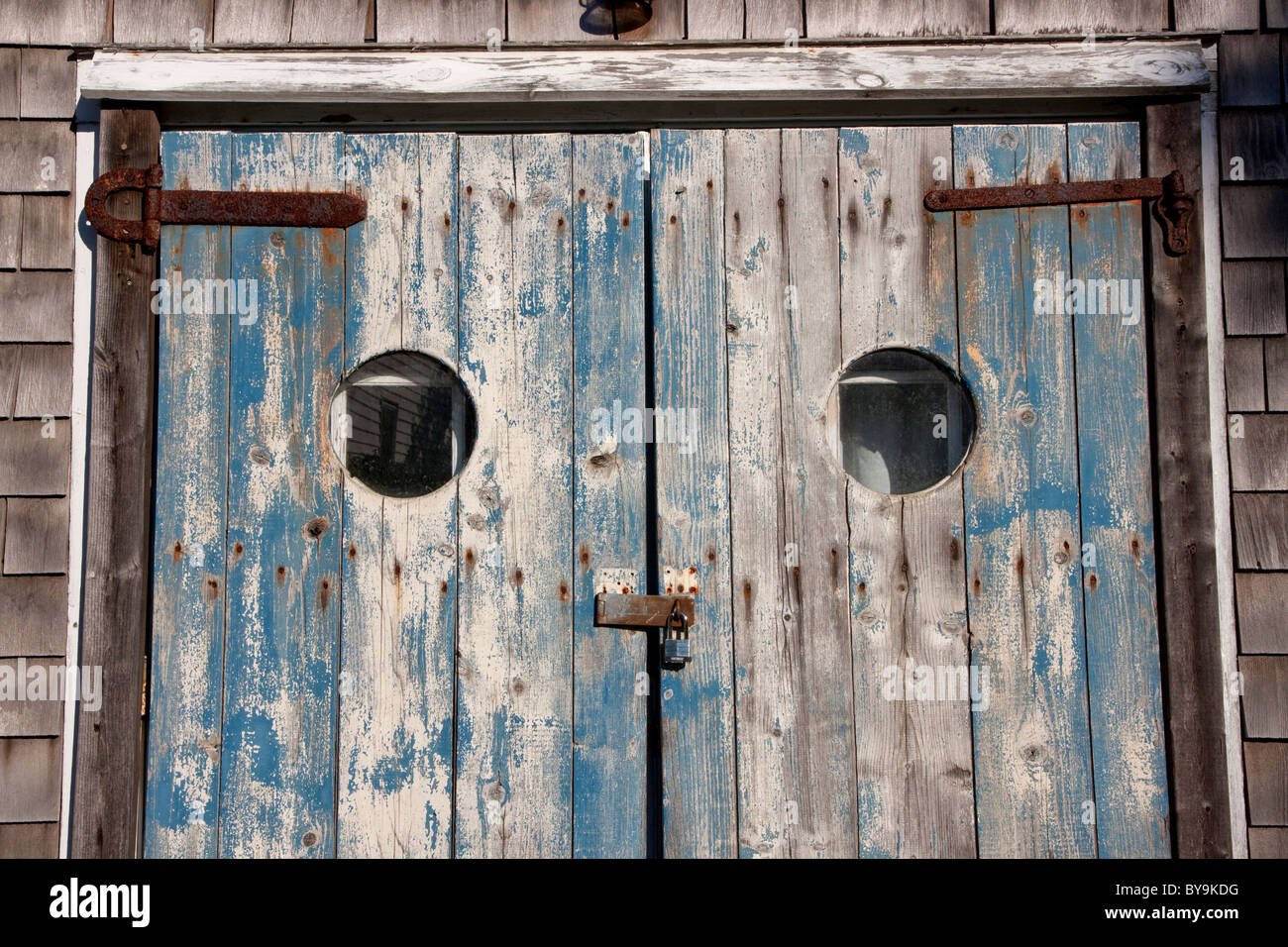 Weathered porte di un vecchio rustico, cedro casa incastrata sul Cape Cod, Massachusetts. Foto Stock