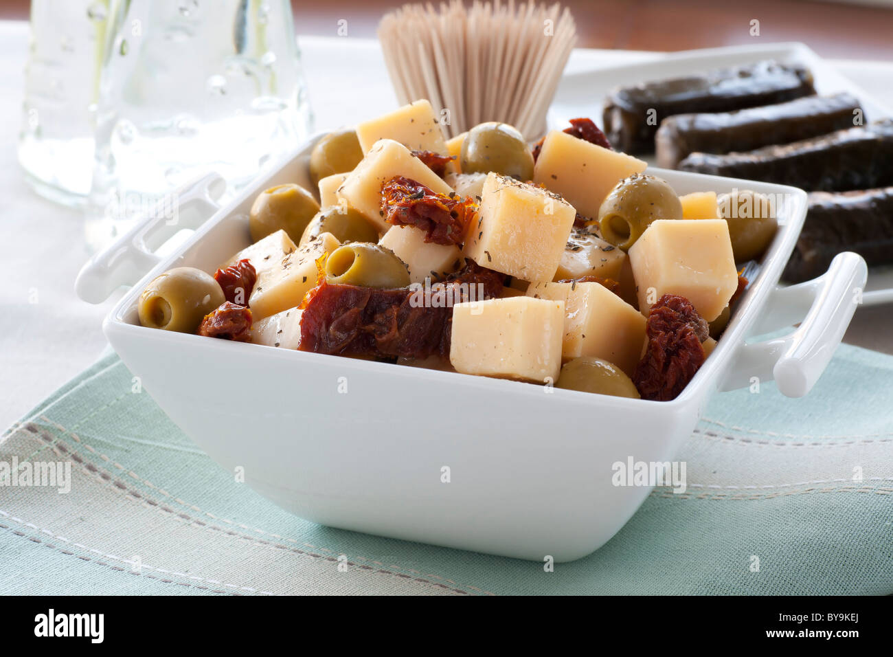 Formaggio, pomodori secchi e olive ripiene antipasti. Foto Stock