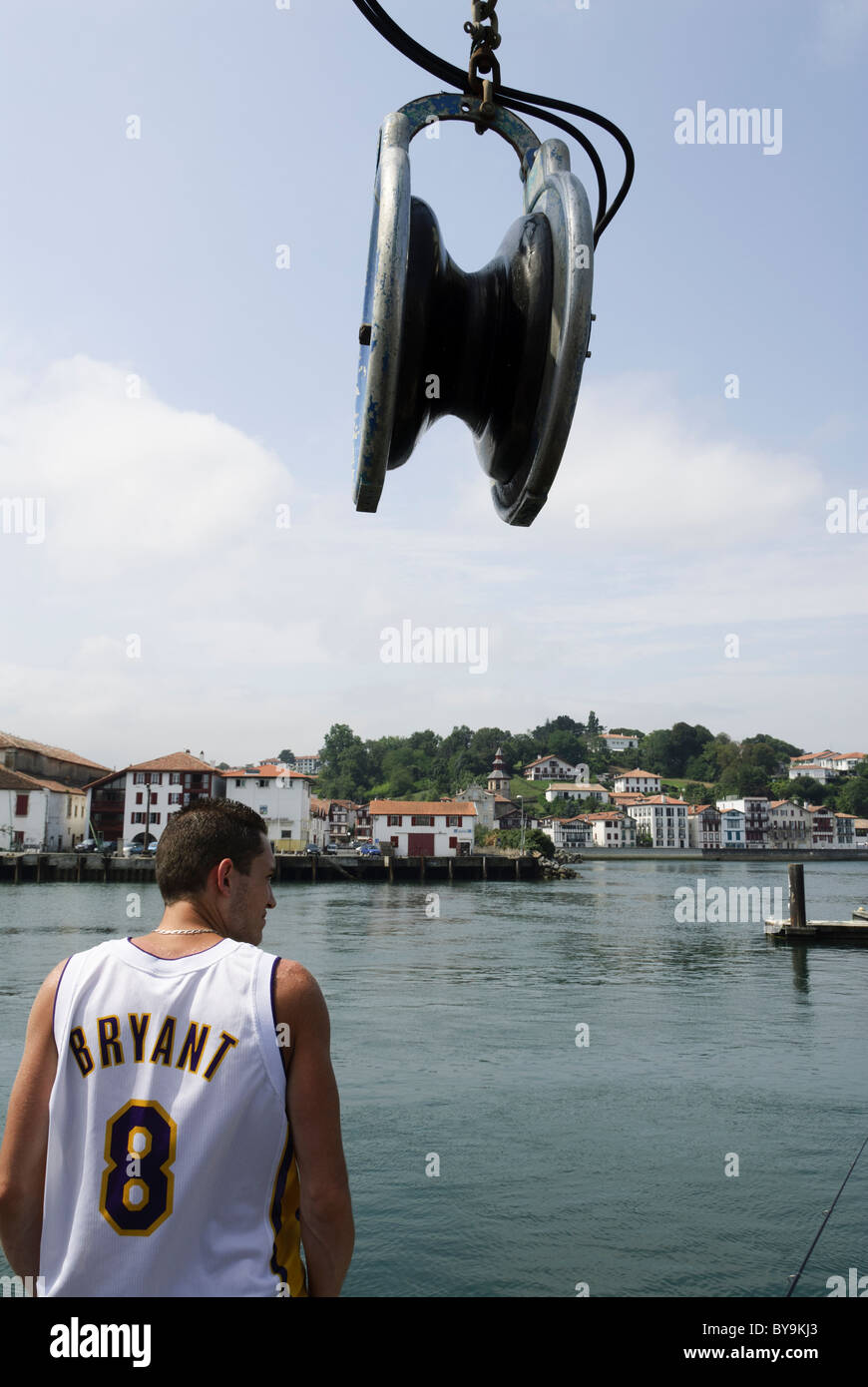 Fisherman indossando un numero 8 camicia, Francia, Europa Foto Stock