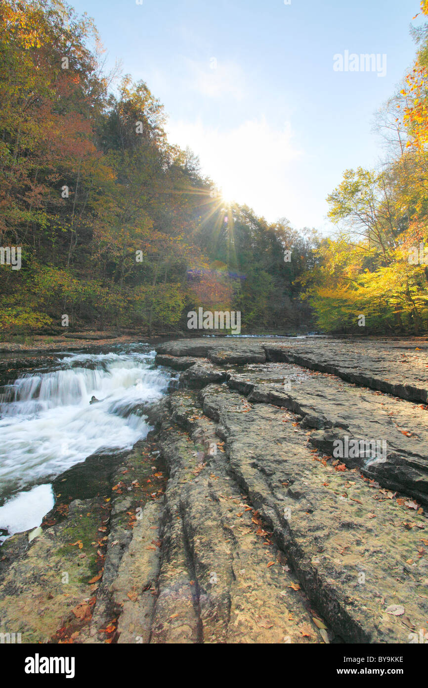 River Trail, caduta di acqua sopra il fiume Big Falls, Burgess Falls State Park, Sparta, Tennessee, Stati Uniti d'America Foto Stock