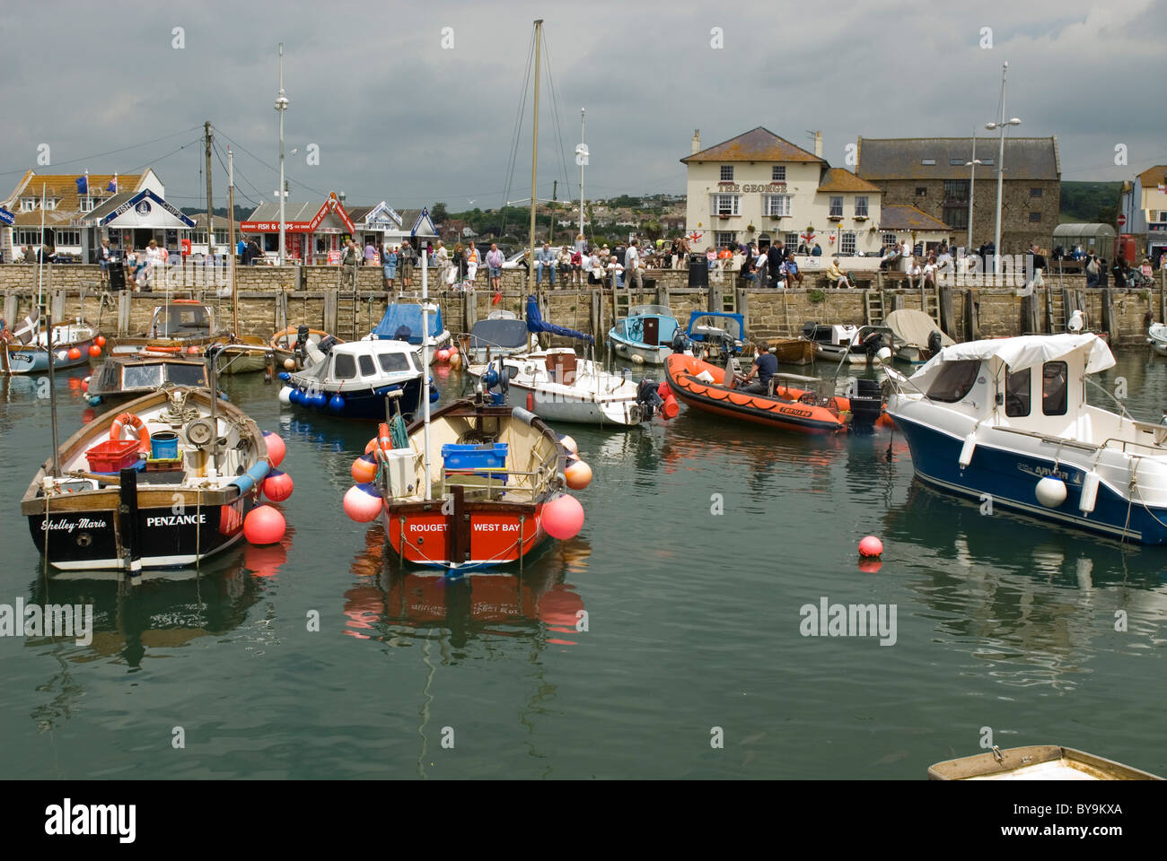 Il porto di West Bay è pieno di barche da pesca Foto Stock