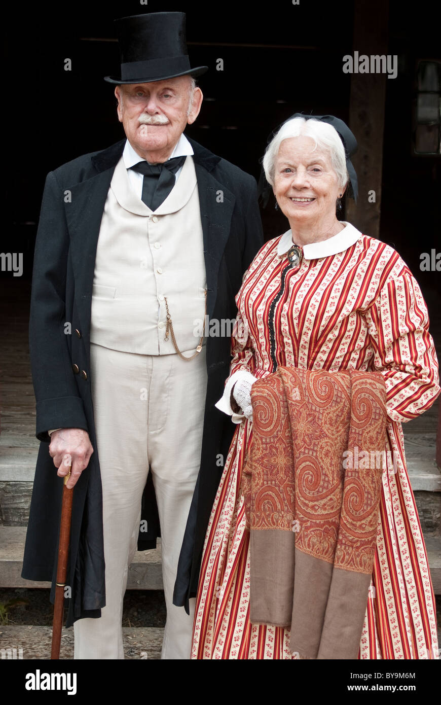 Stati Uniti d'America, Washington, Tacoma. Fort Nisqually museo vivente di storia; 1850s periodo coppia di anziani reenactors. (MR) Foto Stock
