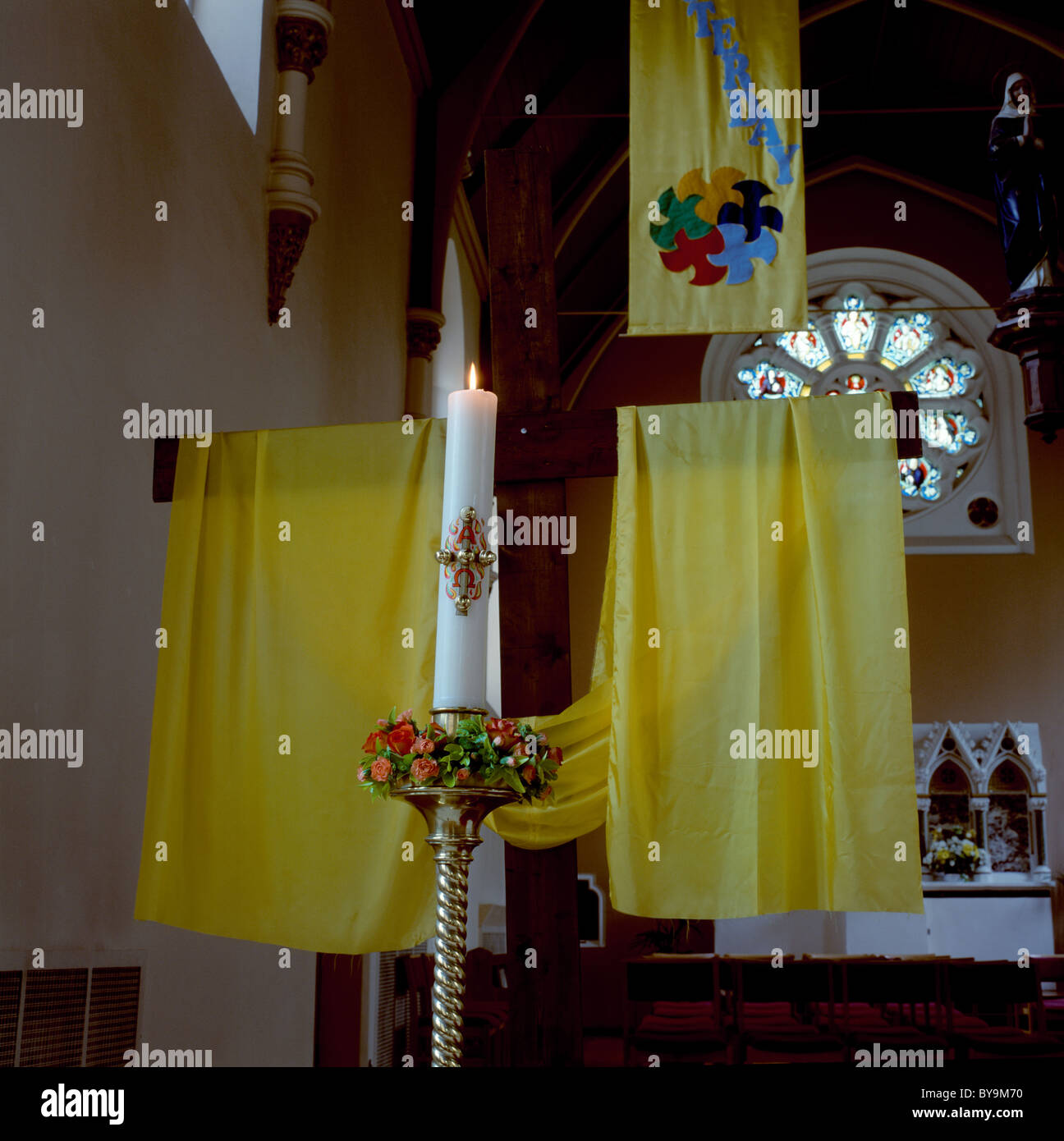 Cero pasquale & semplice croce di legno St Josephs Chiesa Roehampton Foto Stock