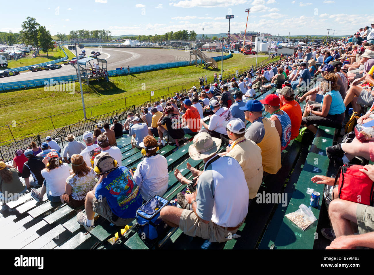 NASCAR fans in piedi e seduta in bleechers. Foto Stock